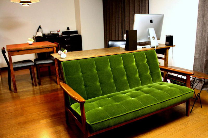 カリモク60のソファ「Kチェア2シーター モケットグリーン」のある部屋 
