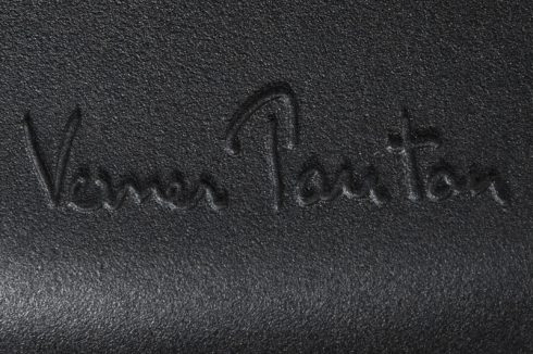 パントンチェアにはデザイナーであるヴェルナー・パントン(Verner Panton)のサインの刻印が施されている