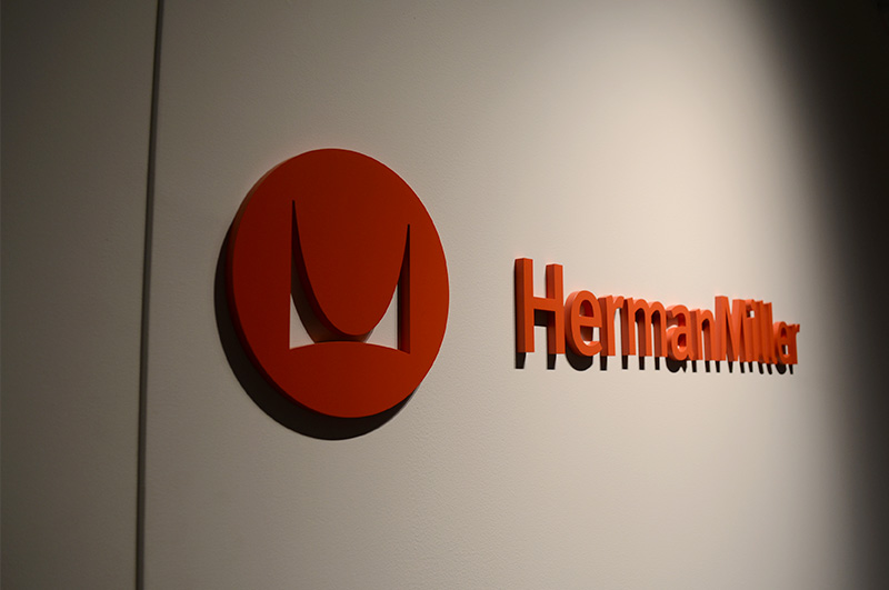 入り口ではHermanMillerのロゴがお出迎え