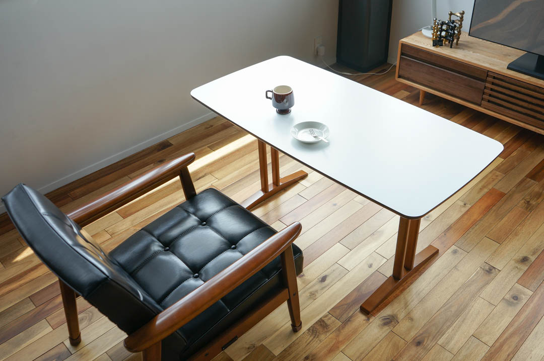 カリモク60のソファで食事をするならテーブルは何を選ぶべき？ | vanilla mag（バニラマグ）