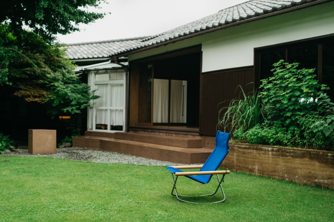 くつろぎのその先へ。日本を代表する折りたたみ椅子、ニーチェアの座り心地とその魅力