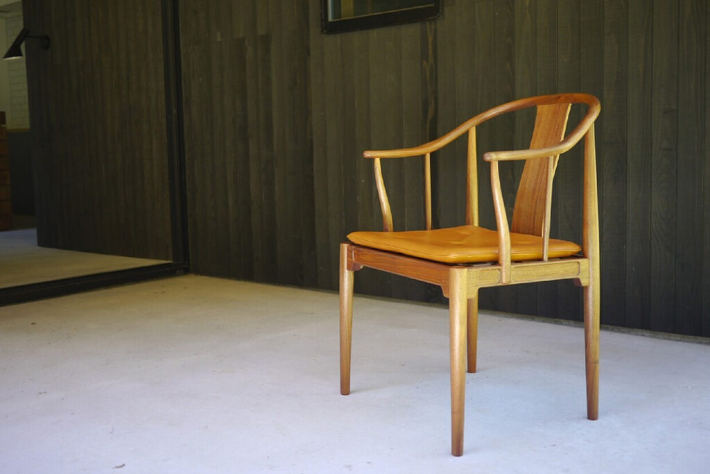 明朝時代の椅子とYチェアの比較写真(フリッツハンセン社から今も製造されているチャイナチェア)