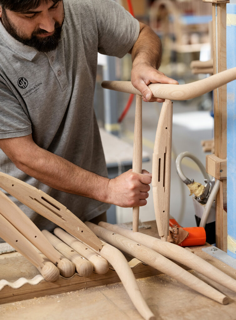 Yチェアの特徴的なデザインと構造の秘密