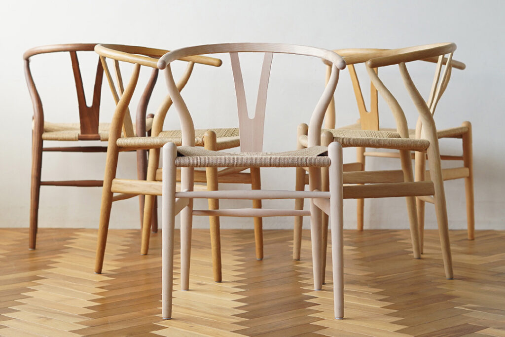 素材や仕上げが異なるさまざまなYチェア