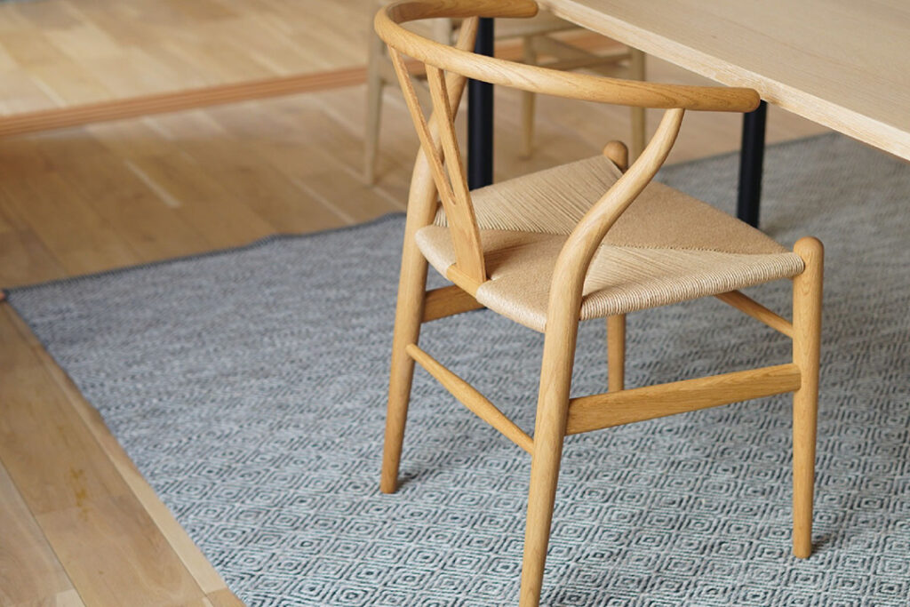 思わず撫でたくなるオークオイル仕上げ