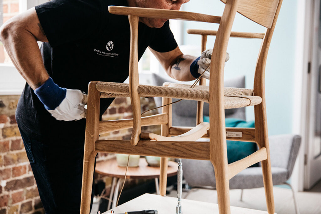 Yチェアのペーパーコード編み込み工程は職人による手仕事