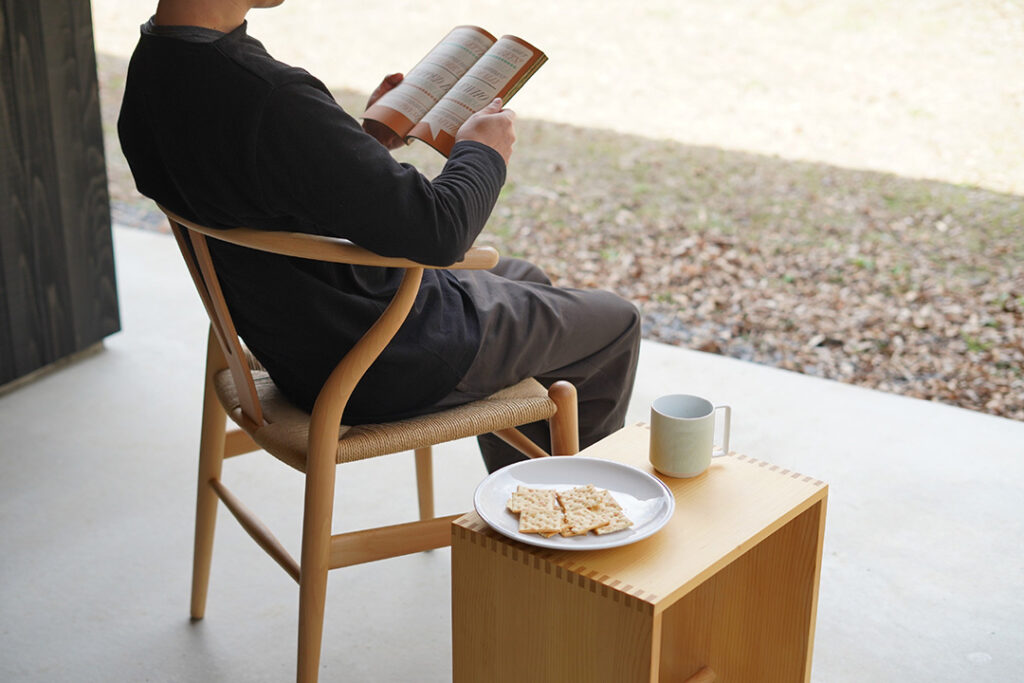 爽やかな日にはYチェアをテラスに持ち出して気分転換