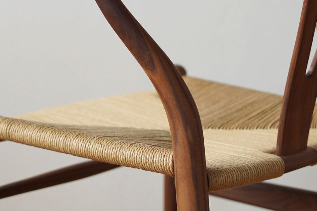 熟成ワインのように濃厚な表情の大人な雰囲気漂うウォールナットオイル仕上げのYチェア