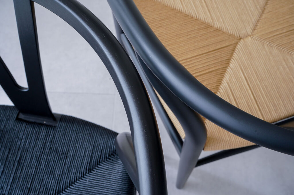 ユーカリブラックとソフトブラックのアーム