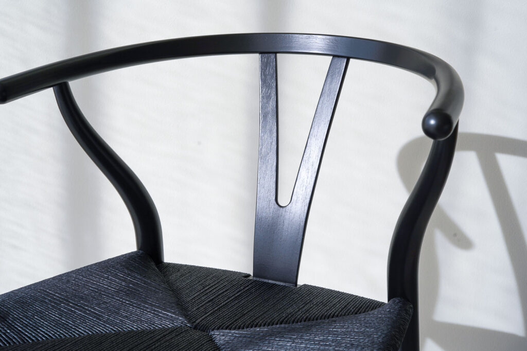 ユーカリブラックは艶あり塗装