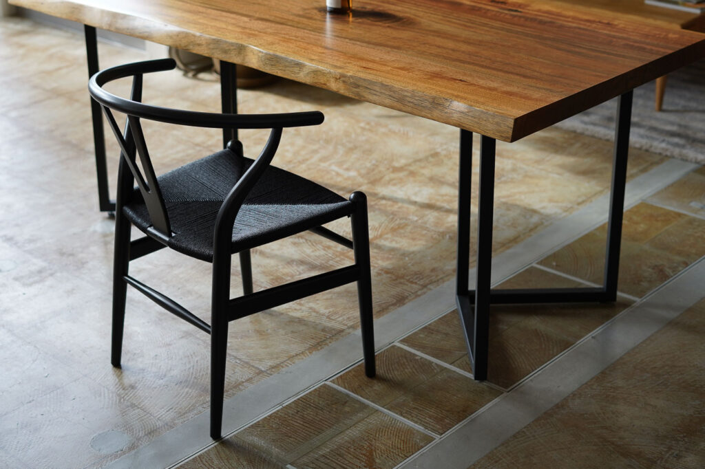 黒脚のテーブルとの相性は抜群です