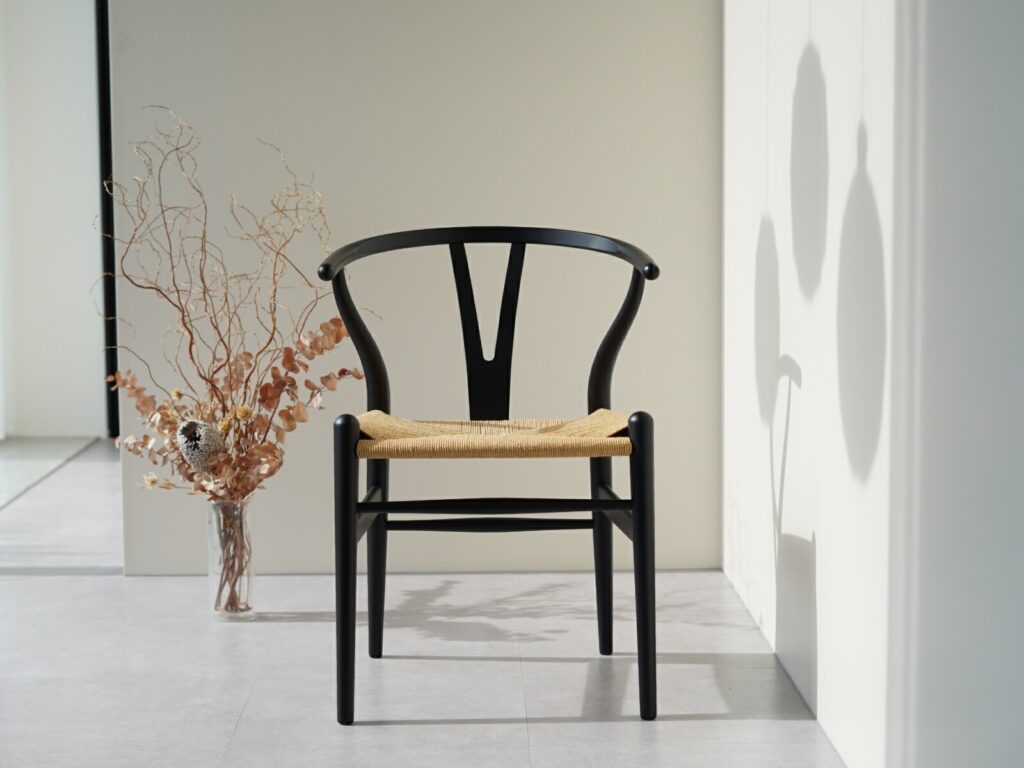 マットな質感がモダンな印象を与えるYチェア ソフトブラック塗装