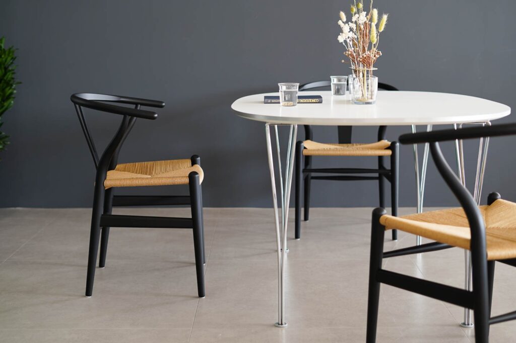 北欧モダンな空間を引き締めるYチェア ソフトブラック